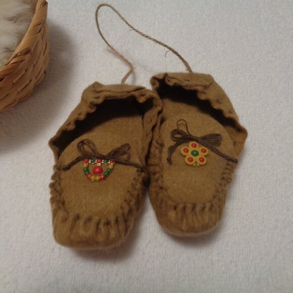 NATIVE STYLED DOLL IN SM BASKET & YOUNG MOCASSINS ORNAMENT LOT - Picture 12 of 12